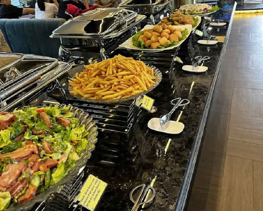 Buffet tự chọn tại Maia Cruise
