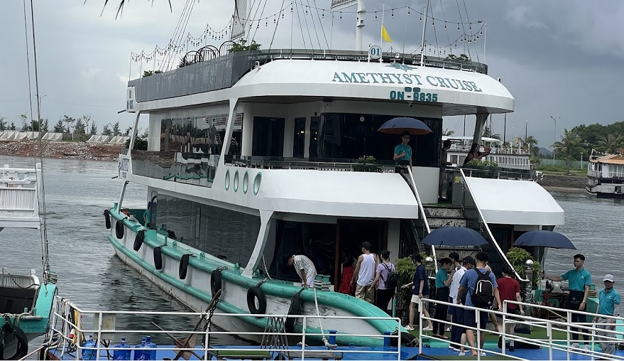 Du thuyền Amethyst Cruise đón khách tại cảng Tuần Châu