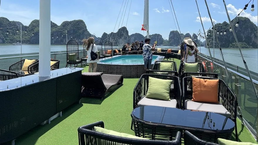 Khu vực Sundeck rộng rãi với tàm nhìn 360 trên Du thuyền Du thuyền Amethyst Cruise Hạ Long
