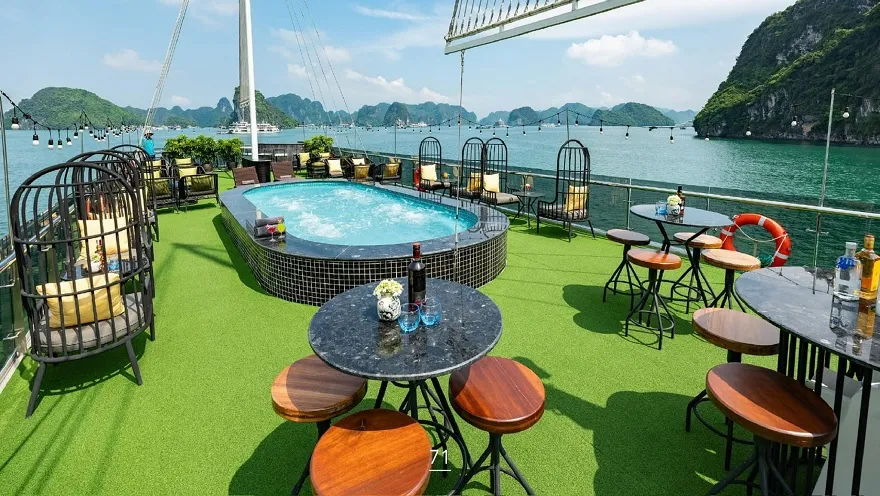 Khu vực Sundeck rộng rãi với tàm nhìn 360 trên Du thuyền Maia Cruise