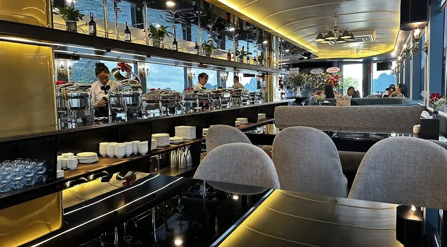Khu vực nhà hàng được thiết kế sang trọng của du thuyền Maia Cruise