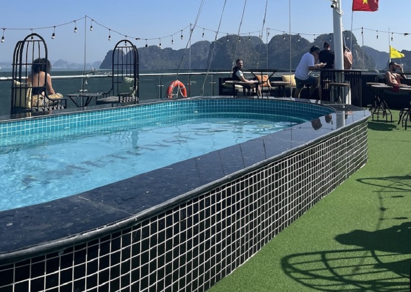 Bể jacuzzi ngoài trời trên Du thuyền Maia Cruise