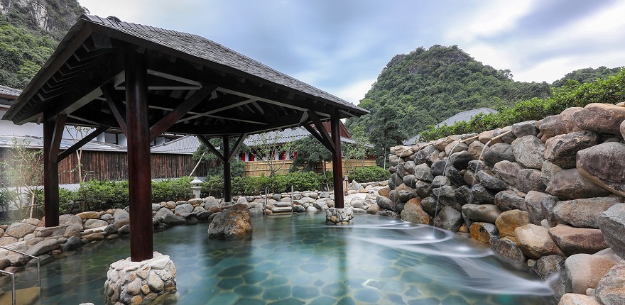 Bể tắm đá Onsen