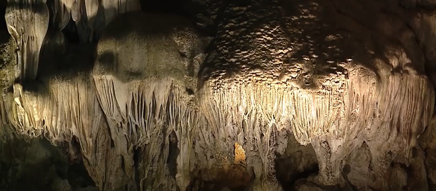 hình ảnh một "tán ngọc" - voi chầu hổ phục, hai tác phẩm hoàn hảo ở vị trí này.