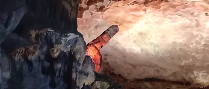 Khối đá được cho là thanh gươm của Thánh Gióng khi xưa