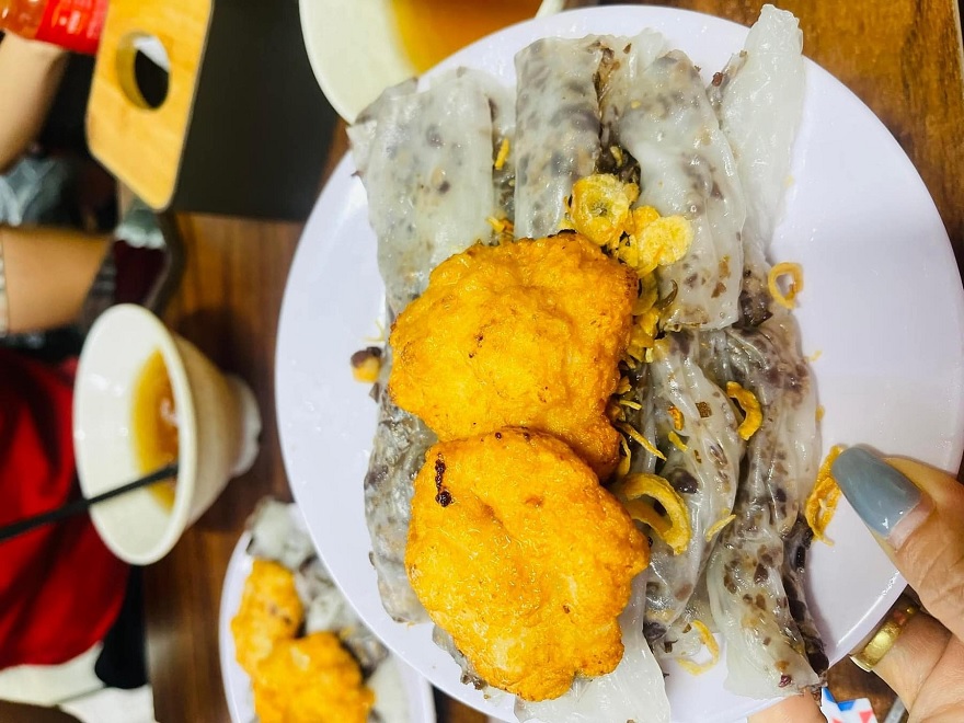 Món bánh cuốn chả mực Hạ Long