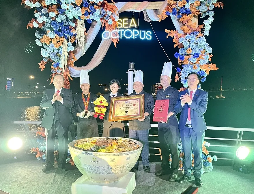 Buổi lễ ghi nhận Kỷ lục của SEALIFE GROUP có sự tham gia trao tặng của Tiến sĩ Trần Ngọc Tăng - Phó Chủ tịch TW Hội Kỷ lục gia Việt Nam (đứng ở vị trí ngoài cùng bên trái) và ông Hoàng Thái Tuấn Anh - Tổng thư ký Tổ chức Kỷ lục Đông Dương, đồng thời là Trưởng đại diện Miền Bắc, Tổ chức Kỷ lục Việt Nam (đứng ở vị trí ngoài cùng bên phải).