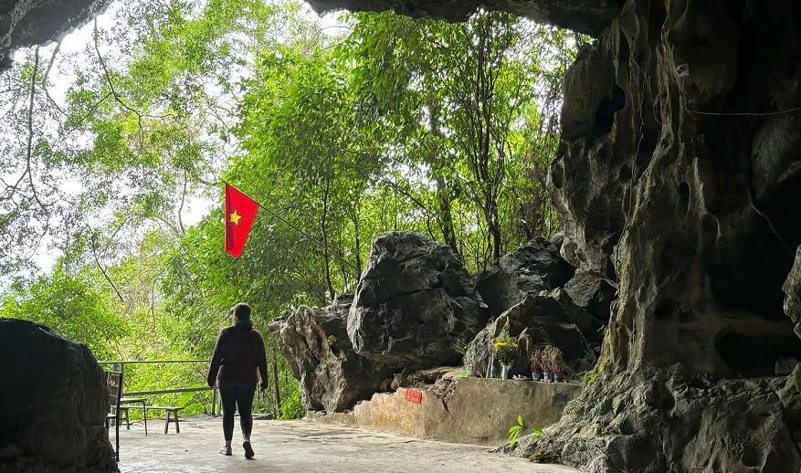 Hang Quân Y Cát Bà: Bệnh viện dã chiến bí mật trong lòng hang 10 Cửa vào hang Quân Y-vẫn được giữ nguyên giáng vẻ hoang sơ với núi rừng và các khối thạch nhũ
