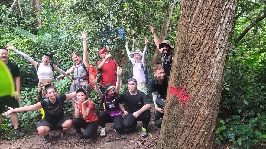 Vườn Quốc Gia Cát Bà: Hướng dẫn khám phá từ A-Z 9 Đi bộ trekking là một trong những hoạt động thú vị khi tới vườn quốc gia Cát Bà