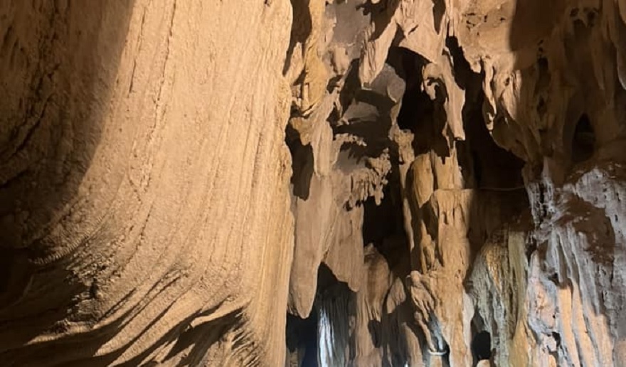 Hệ thống nhũ đá bên đồ sộ bên trong hang Trung Trang