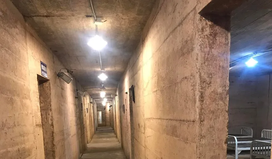 Hang Quân Y Cát Bà: Bệnh viện dã chiến bí mật trong lòng hang 13 Khu vực hàng lang đã được kéo điện để đáp ứng nhu cầu ttham quan của khách du lịch