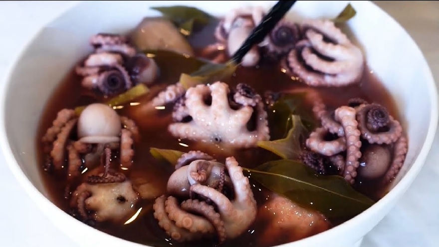 Con ruốc đặc sản chứ danh của Quảng Ninh 9 Ruốc luộc lá ổi là món ăn truyền thống của người Quảng Ninh