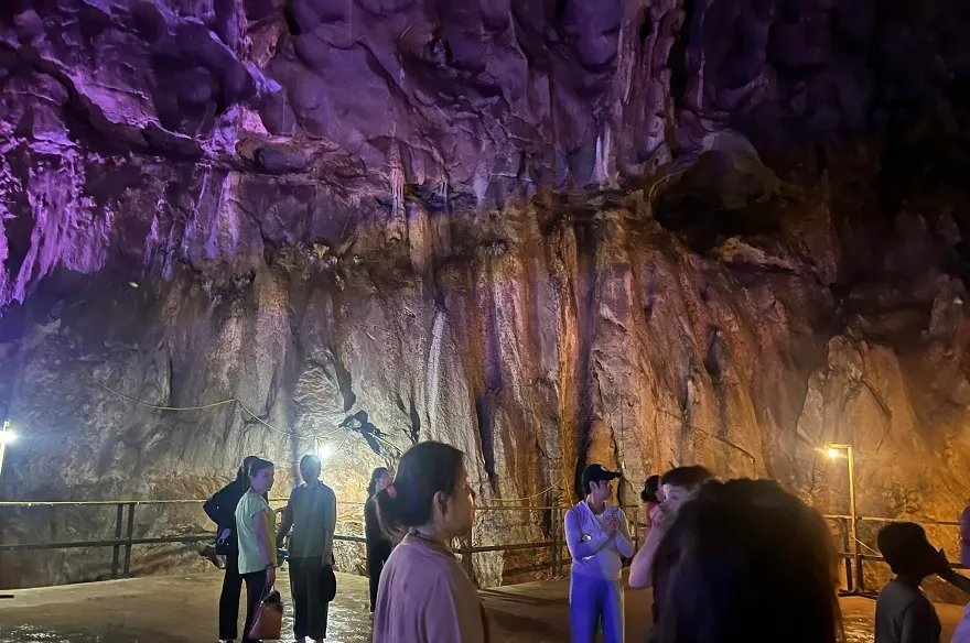 Vườn Quốc Gia Cát Bà: Hướng dẫn khám phá từ A-Z 12 Tại Hang Quân Y hệ thống nhũ đã kỳ ảo cũng là một điểm nhấn ấn tượng đối với khách tham quan