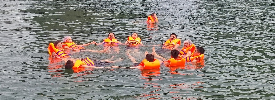 Tắm biển trên Vịnh Lan Hạ là một trong những trải nghiệm thú vị