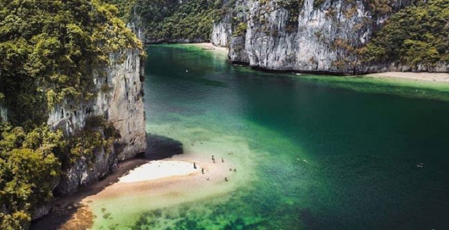 Vịnh Lan Hạ với nhiều bãi tắm đẹp