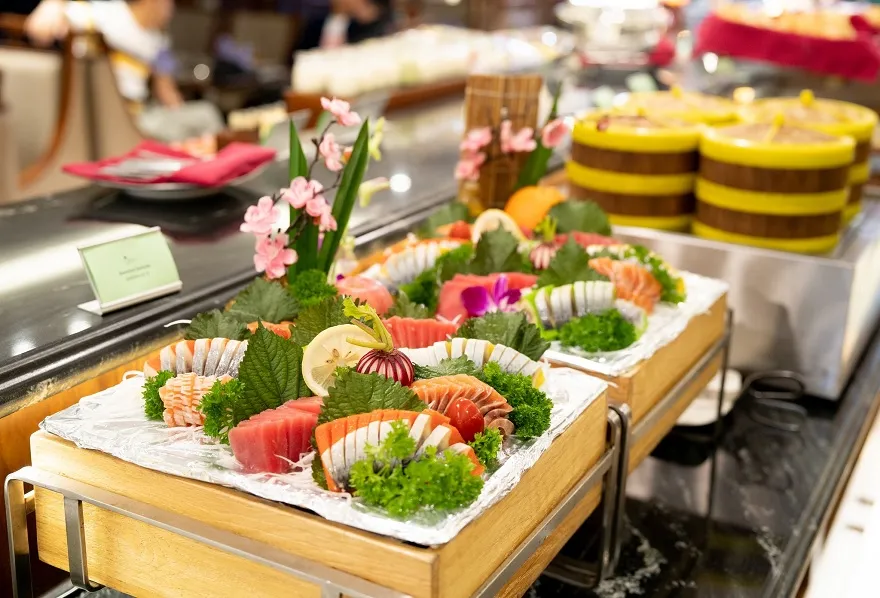 Buffet hải sản với thực đơn Á - Âu trên du thuyền Iris Cruise 