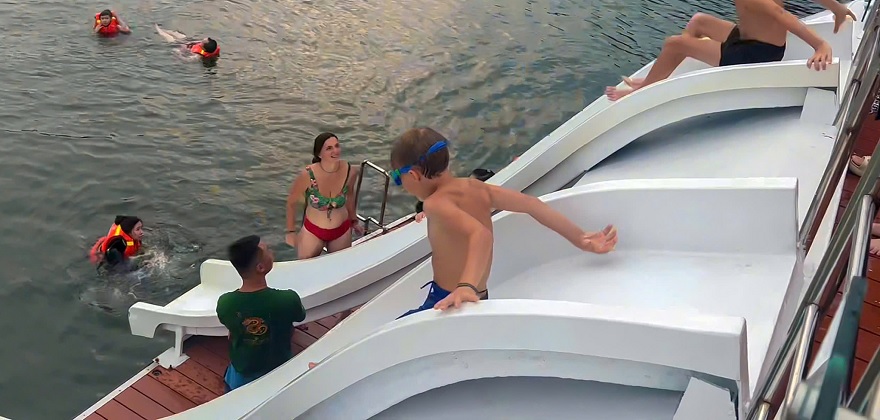 Cầu trượt trên du thuyền 