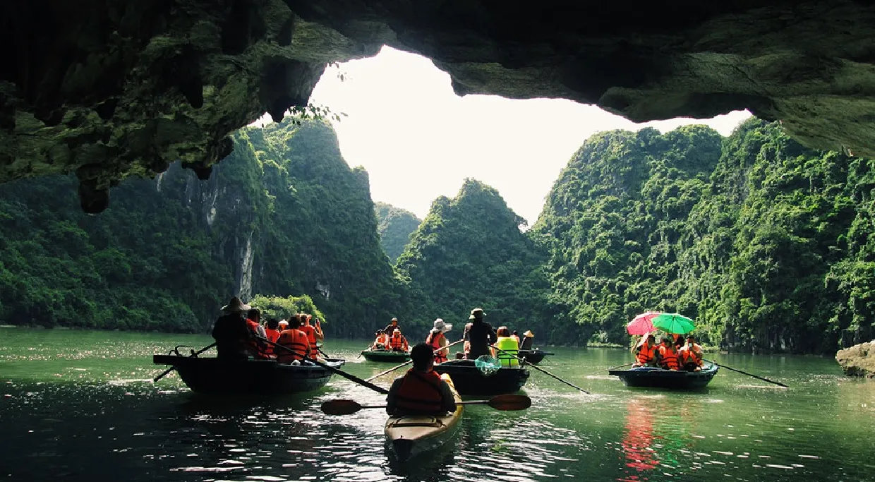 Chèo kayak hoặc đò nan tham quan Hang Luồn là một hoạt động thú vị trong tour 8 tiếng tham VỊnh Hạ Long