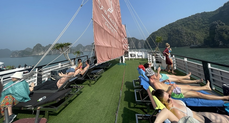 Khu vực Sundeck trên du thuyền Serenity Cruises