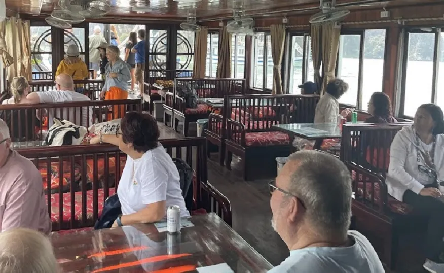 Khu vực nhà hàng tầng 1 trong tour thăm vịnh 6 tiếng chiều