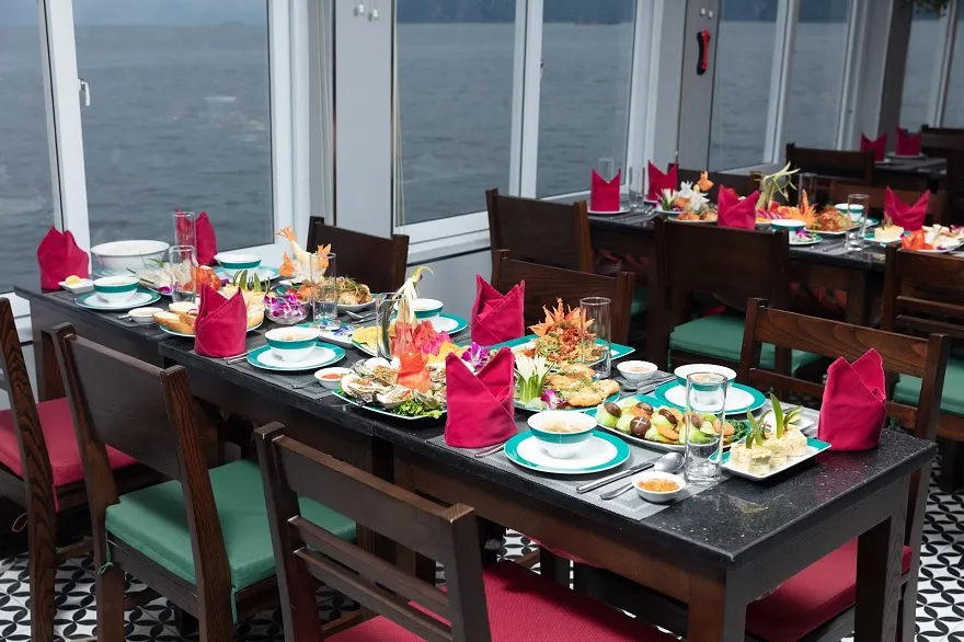 Khu vực nhà hàng của Du thuyền Emeraude Sayuri