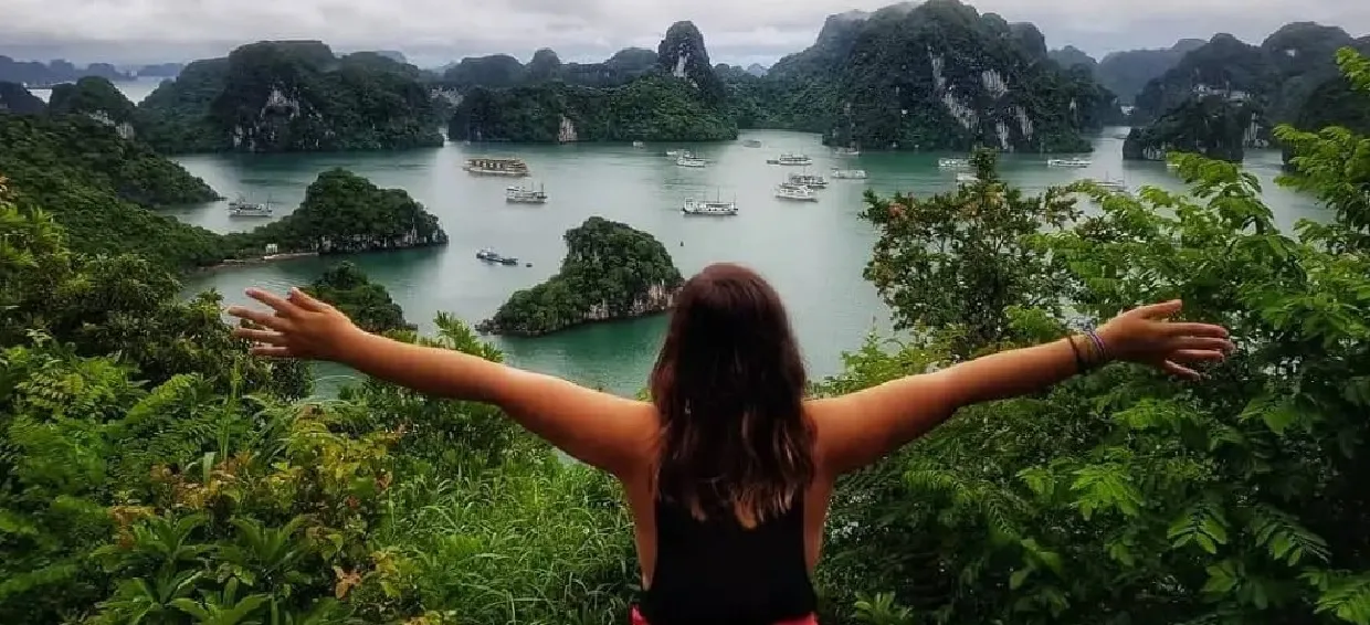 Leo núi trên đảo Titov để ngắm toàn cảnh Vịnh Hạ Long từ trên cao là một trong nhưng trải nghiệm thú vị trong hành trình tour tham quan Vịnh Hạ Long 8 tiếng