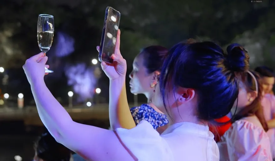 Thưởng thức những ly cocktail đặc sắc trong không gian sôi động trên du thuyenf symphony Hạ Long