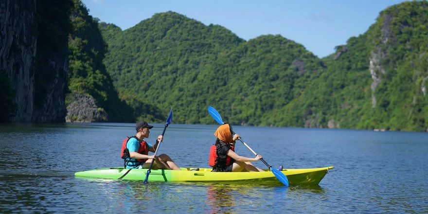 Trải nghiệm chèo Kayak là một trải nghiệm thú trong hành trình của tour