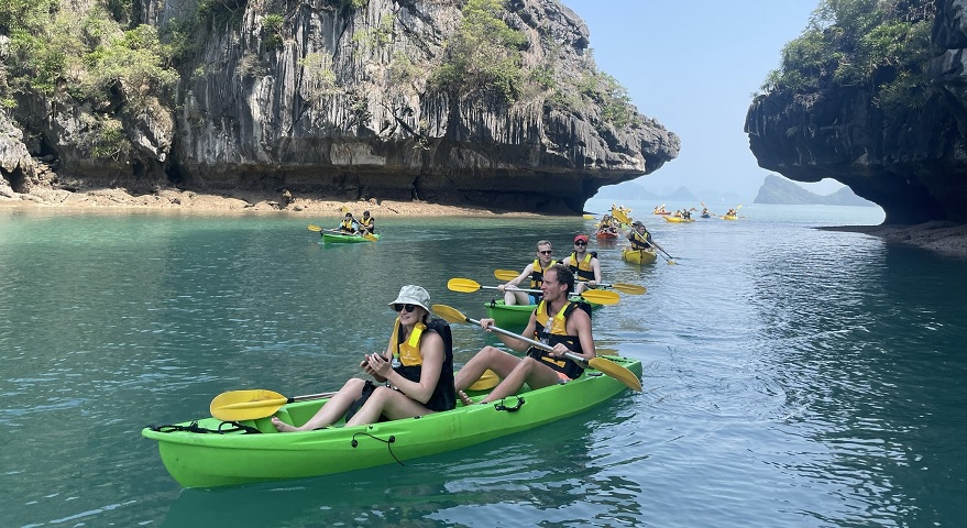 Trải nghiệm chèo Kayak là một trong nhưng hoạt động thú vị khi du khách lựa chọn du thuyền Serenity Cruises