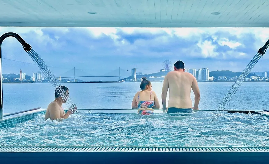 Trải nghiệm bề sục và ngắm nhin Vịnh Hạ Long từ trên du thuyền Vdream Cruise