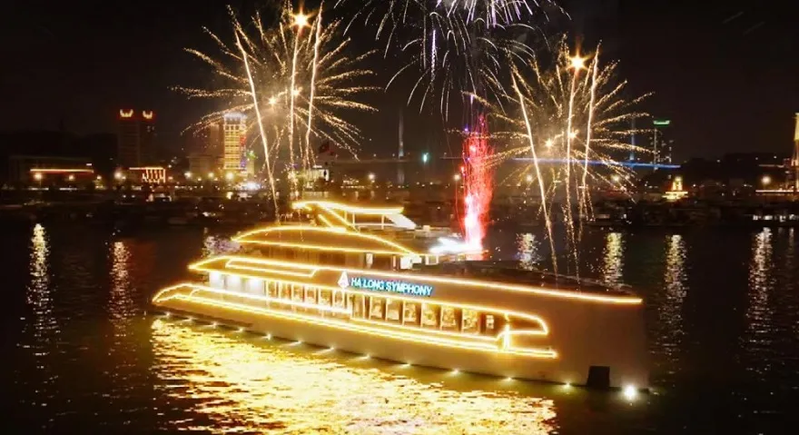 Trải nghiệm ngắm thành phố lên đèn từ Vịnh trên du thuyền Symphony Hạ Long