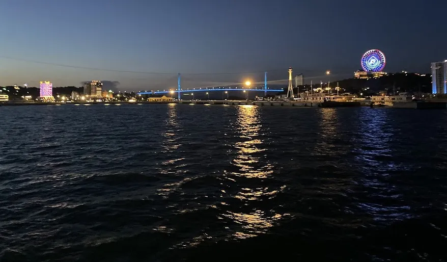 Từ du thuyền Princess du khách có thể quan sát thành phố Hạ Long lung linh từ ngoài khơi