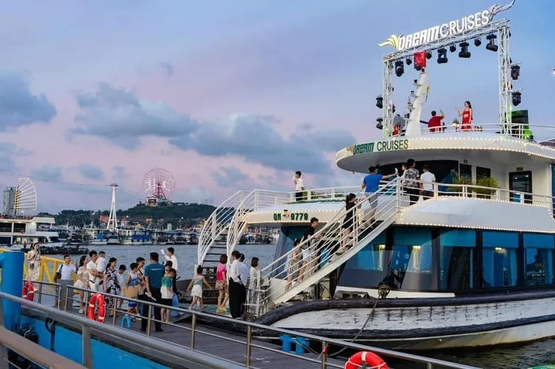 VDream Cruise đón khách tại cảng tàu khách quốc tế Hạ Long