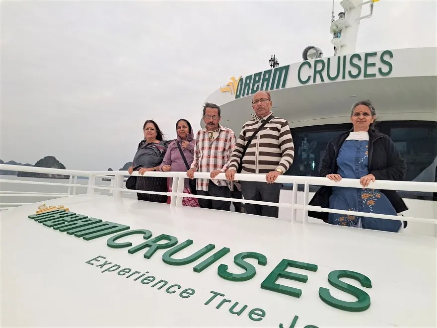 Vdream Cruise là một trong số du thuyền 5 sao hiếm hoi khai thác tuyến 1 thăm Vịnh Hạ Long 4 tiếng