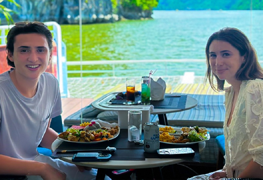 Vừa trải nghiệm ẩm thực vừa ngắm cảnh Vịnh Lan Hạ là trải nghiệm ấn tượng đối với du khách tren du thuyền Catamaran