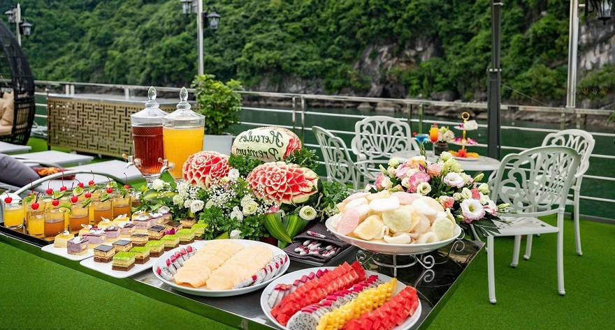 Bánh và đồ uống chào mừng khi du khách lên Du thuyền Hercules Cruise