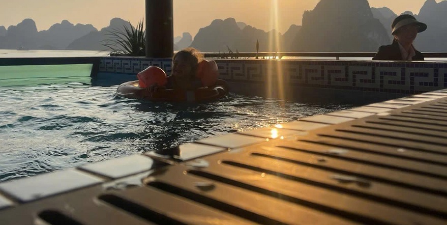 Du thuyền Black Pearl Cruise Hạ Long 10 Bể sục Jacuzzi trên Black Pearl Cruise Hạ Long