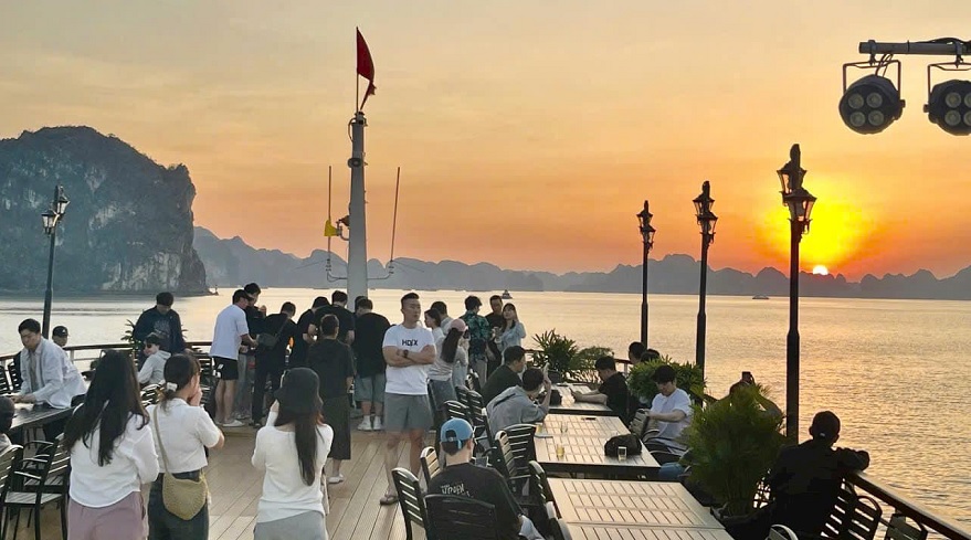 Du thuyền Black Pearl Cruise Hạ Long 11 Black Pearl Cruise Hạ Long Sở hữu Sundeck rộng rãi với tầm view 360