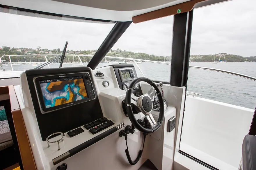 Buồng lái chính của Du thuyền Velasco 43F