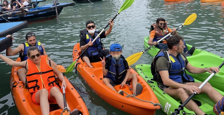 Chèo Kayak là một trong nhưng trải nghiệm thú vị trong tour du thuyền sonata