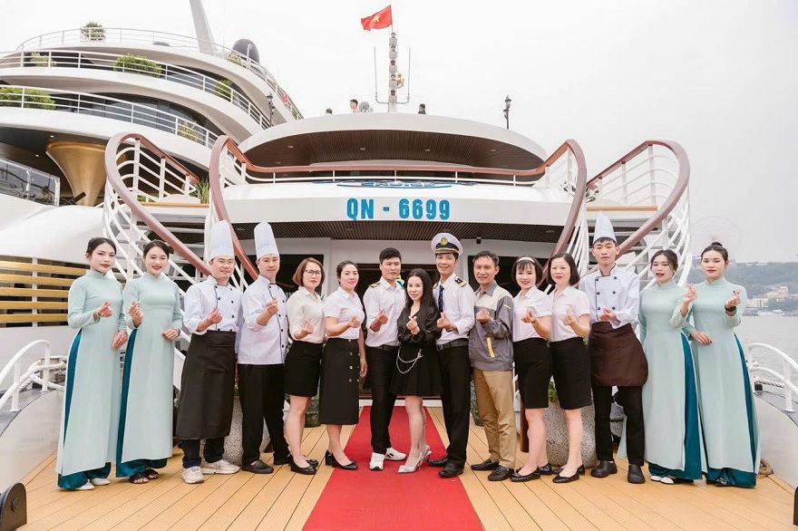 Du thuyền Black Pearl Cruise Hạ Long 13 Đội ngũ nhân viên du thuyền Black Pearl nhiệt tình năng động luôn sẵn sàng phục vụ du khách