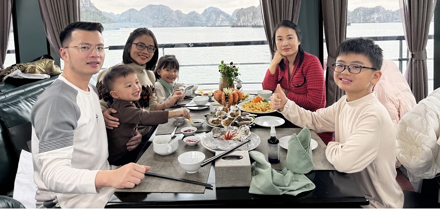 Du khách dùng buffet hải sản tự chọn trên du thuyền