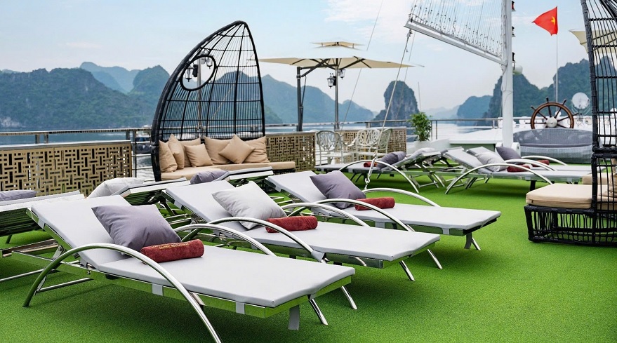Du thuyền Hercules Cruise sở hữu sundeck rộng rãi với nhiều ghế nghỉ