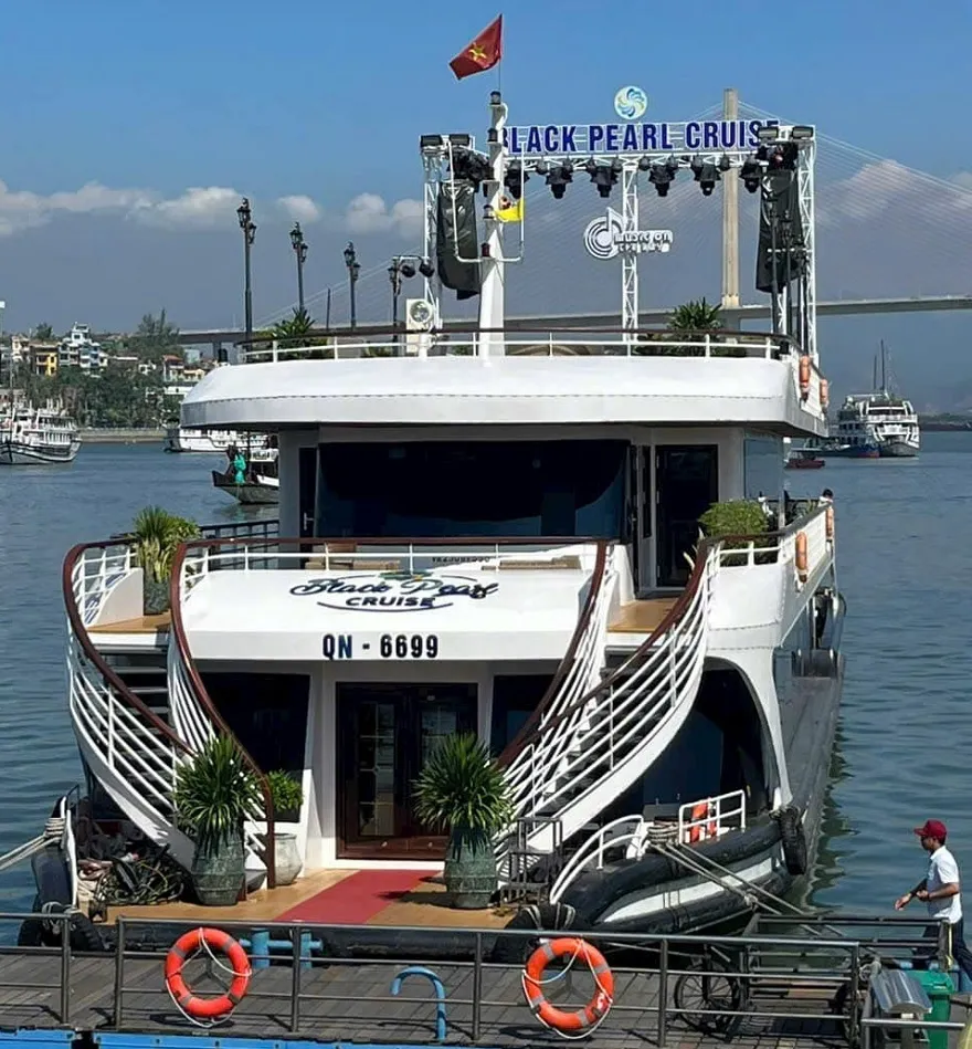 Du thuyền đón khách tại bến cảng quốc tế Hạ Long