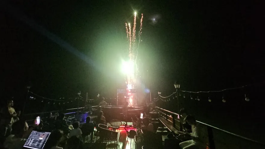 Không gian trên sundeck du thuyền Pamela vào buổi tối