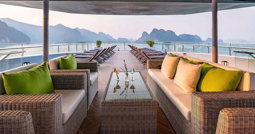 Khu vực Sundeck rộng rãi với tàm nhìn 360 trên Du thuyền Taliya Cruise