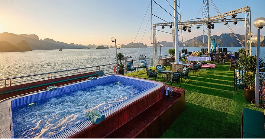 Khu vực Sundeck với bể sục jacuzzi ngoài trời tren du thuyền Sea Lion Hạ Long Cruise