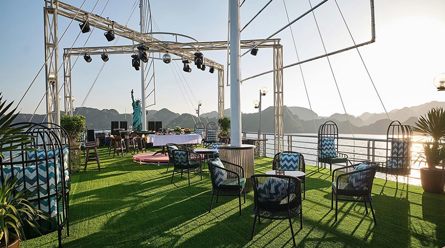 Khu vực sundeck trên Du thuyền Sea Lion Hạ Long Cruise