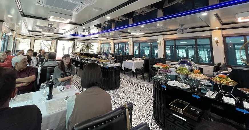 Trải nghiệm ẩm thực với buffet Á - Âu trên du thuyền Sonata