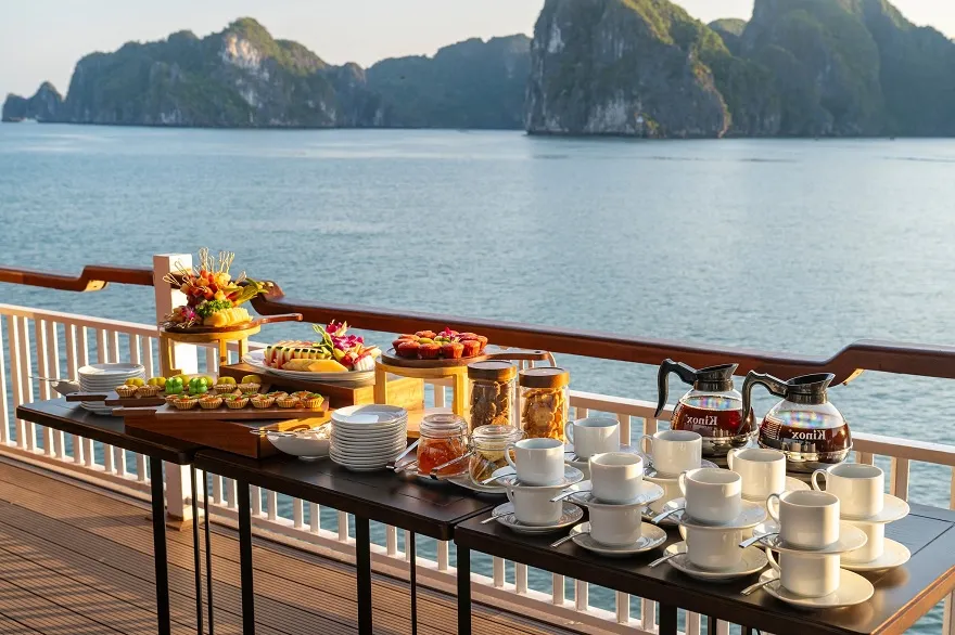 Trải nghiệm tiệc trà chiều trên du thuyền Lavoya Boutique Day Cruise